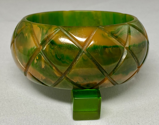 BB549 wide quilt carved gaudy marbled green bakelite bangle